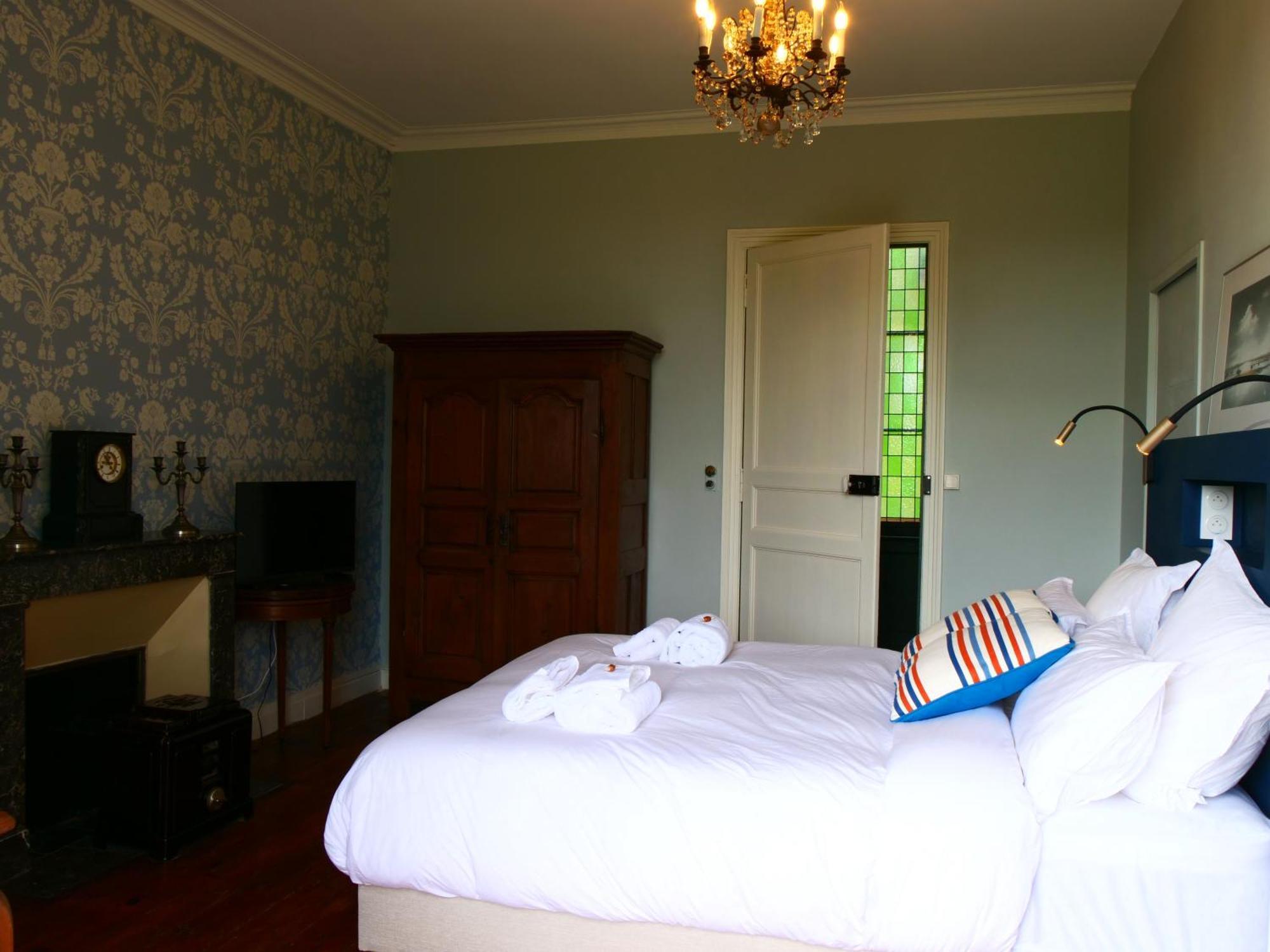 Domaine Du Cloitre Bed & Breakfast Пленеф-Вал-Андре Екстериор снимка